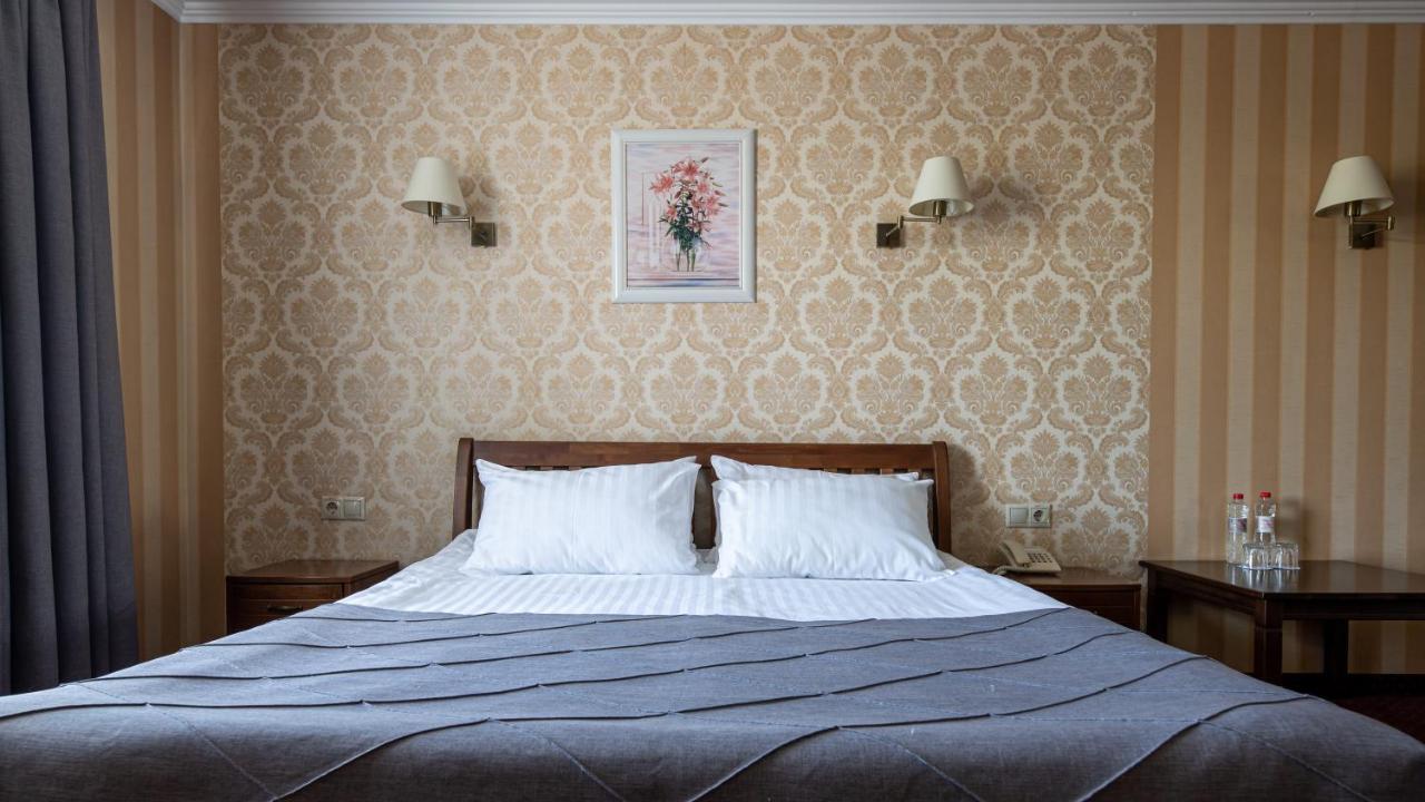 Sonata Hotel & Restaurant "Готель Соната" Lviv Ngoại thất bức ảnh