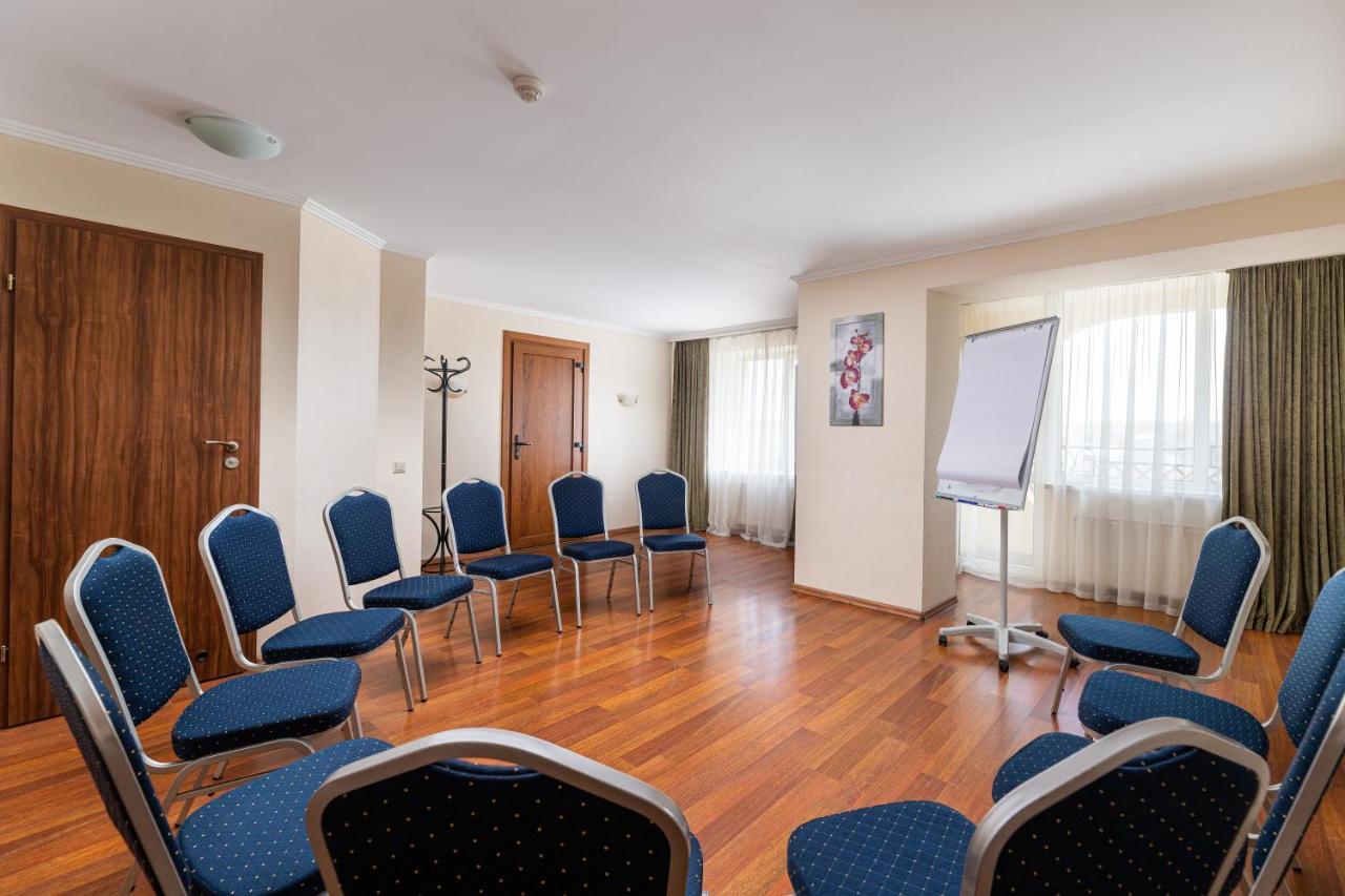 Sonata Hotel & Restaurant "Готель Соната" Lviv Ngoại thất bức ảnh